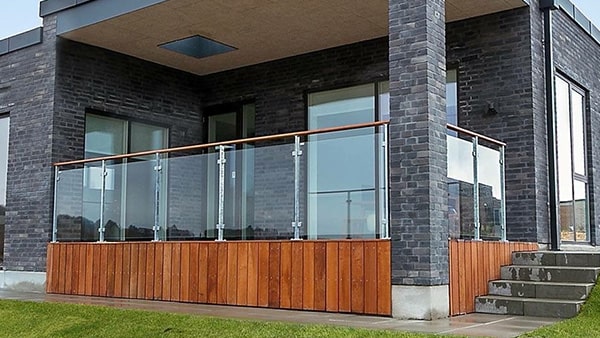 Nordic gelænder med glasfyldning Nordic gelænder med glasfyldninger i morderne og klassisk design. Det er robust og vejrbestandigt.