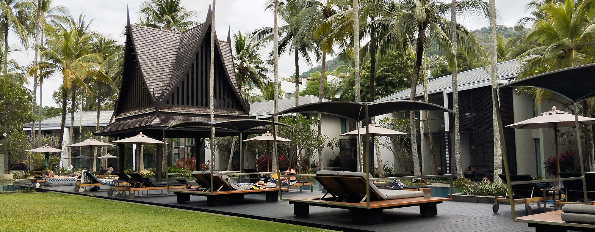 Elegant Accoya®-terrass vid Hotel Twin Palm, som kombinerar modern design med naturliga omgivningar.