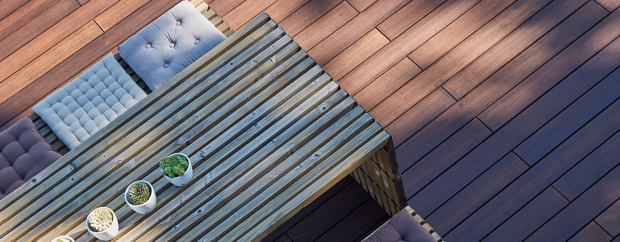 Terrass och fasad med i-CLiPS och Moso® Bamboo, som framhäver naturlig skönhet och hållbarhet.