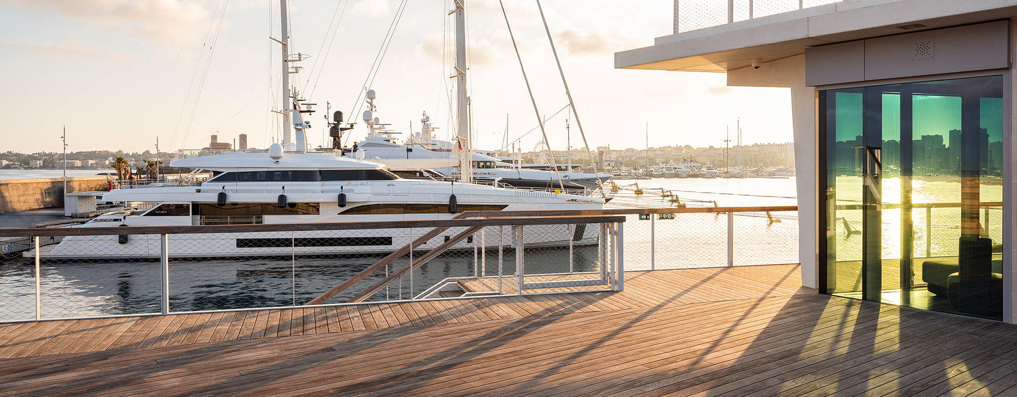 Marinaterrass på Franska Rivieran med i-CLiPS by GRAD®-system, som erbjuder fantastisk havsutsikt och modern design.